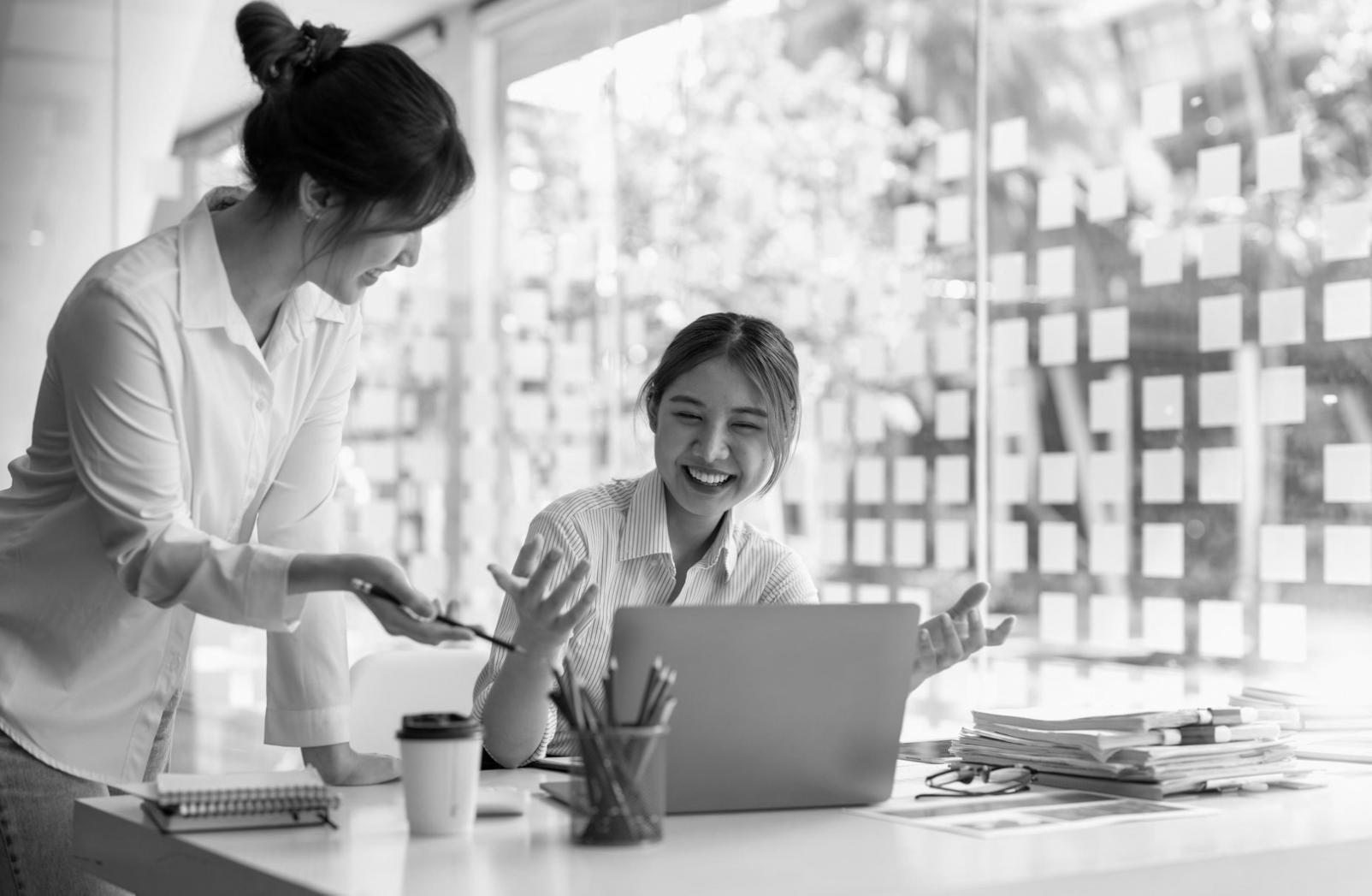 Arbeitsplatz mit verschiedenen Content-Materialien und Notizen